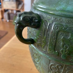 濃い緑の花瓶の画像