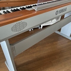 YAMAHA ヤマハ　電子ピアノP120 スタンド付　
の画像