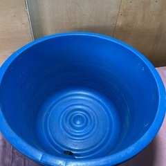 中古品 丸桶 プラスチック製 88L 農業 漁業 繊維業 畜産 農薬調合 たらい 排水栓付き の画像