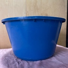 中古品 丸桶 プラスチック製 88L 農業 漁業 繊維業 畜産 農薬調合 たらい 排水栓付き の画像