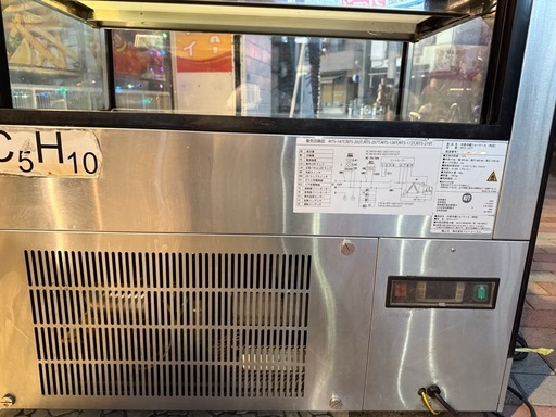 これはショーケースです。かなり小さな家で、温かい料理か冷たい料理になります。価格は1個30円です。ご購入をご希望の場合はお早めにご連絡ください。