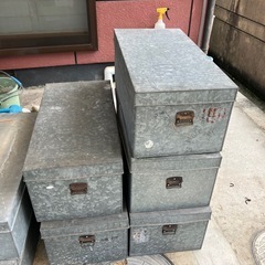 ブリキ製衣装ケース8個の画像