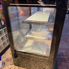 これはショーケースです。かなり小さな家で、温かい料理か冷たい料理になります。価格は1個30円です。ご購入をご希望の場合はお早めにご連絡ください。の画像