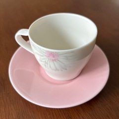 小さめなコーヒーカップとミルク入れの画像