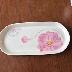 小さめなコーヒーカップとミルク入れの画像