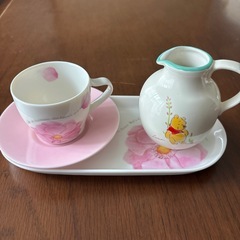 小さめなコーヒーカップとミルク入れの画像