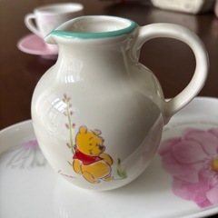 小さめなコーヒーカップとミルク入れの画像