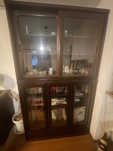 ガラス扉付きキャビネット  日本国内の高級家具ブランド：カリモク（Karimoku）