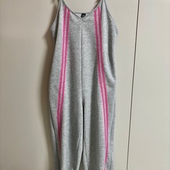 3。女性のサロペット4つありますの画像