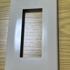 パナソニック　取り付けダブルコンセント取付枠とカバー付きの画像
