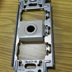 パナソニック　取り付けダブルコンセント取付枠とカバー付きの画像