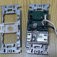 パナソニック　取り付けダブルコンセント取付枠とカバー付きの画像
