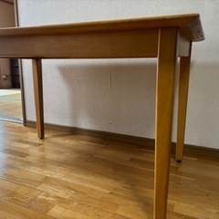 ダイニングテーブルの画像