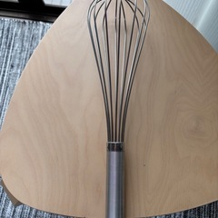 IKEAのローラー麺棒とステンレス泡立て器の画像