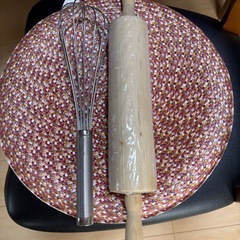 IKEAのローラー麺棒とステンレス泡立て器の画像