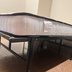 マットレスとベッドフレームの画像