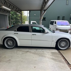コミコミ金額！クライスラー 300C ツートンカラー！ 機関良好 美車 内装極上 サンルーフ 22インチ社外アルミ 革シート 左ハンドル 3.5LV6 の画像