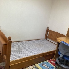 学習机、ベッドの画像