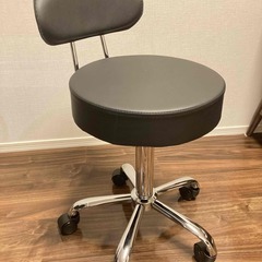 【未使用！無料！】回転式、高さ調節可能な丸椅子（キャスター付き）を差し上げます！の画像