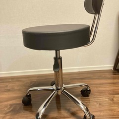 【未使用！無料！】回転式、高さ調節可能な丸椅子（キャスター付き）を差し上げます！の画像