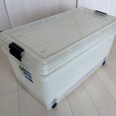 透明プラスチックの衣装ケースの画像