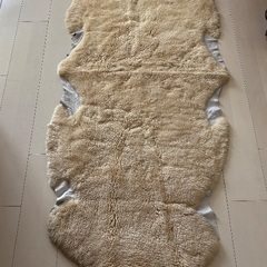 ムートンラグ、少し古いですが本物のムートンの敷物の画像