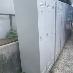 複数台あり3人ロッカーの画像