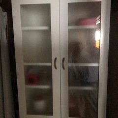 ベッド、家電、カーペット、食器棚などの画像