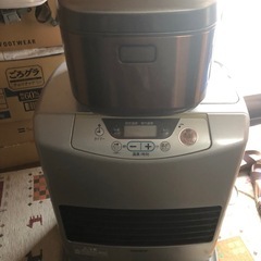 ベッド、家電、カーペット、食器棚などの画像