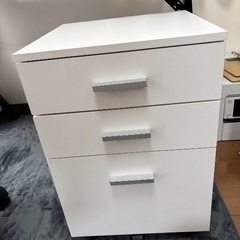 デスクと3段ラックセットの画像
