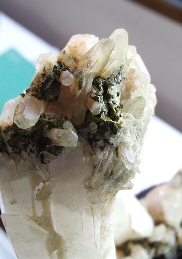 ☆緑簾石 共生水晶クラスター6.9㎏　鉱物標本　中国四川省　水石　鑑賞石　パワーストーン