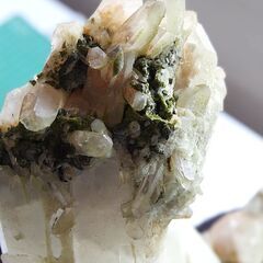 ☆緑簾石 共生水晶クラスター6.9㎏　鉱物標本　中国四川省　水石　鑑賞石　パワーストーンの画像