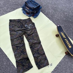 Levi’sの迷彩柄カーゴパンツです🪖 ミリタリーテイストで、アウトドアやストリートファッションにもぴったり！ 軽くて動きやすく、ポケットも多くて実用的✨ サイズは表記「M」くらい。 ガレージフリマで現物チェックも大歓迎です🙌の画像