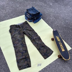Levi’sの迷彩柄カーゴパンツです🪖 ミリタリーテイストで、アウトドアやストリートファッションにもぴったり！ 軽くて動きやすく、ポケットも多くて実用的✨ サイズは表記「M」くらい。 ガレージフリマで現物チェックも大歓迎です🙌の画像