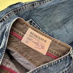 RUSH HOURのデニムパンツです👖 味のあるウォッシュ加工で、どんなトップスにも合わせやすい万能アイテム✨ 34インチサイズ、メンズM〜L相当。 ストリート系やカジュアルスタイルにぴったりです！ ガレージフリマで現物チェックも大歓迎🙌の画像