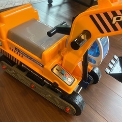 西松屋のショベルカー　ヘルメットなしの画像