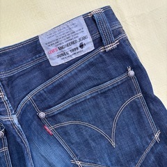 Levi’sの名作「ENGINEERED JEANS」シリーズ👖 立体裁断シルエットで脚長効果もあり、1999年登録モデルのデザイン✨ サイズは33インチ、メンズM〜L相当です。 濃いめのインディゴで、状態も◎ Levi’s好き・ヴィンテージ好きにおすすめ！ ガレージフリマで実物チェックOKです🙌の画像