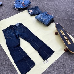 Levi’sの名作「ENGINEERED JEANS」シリーズ👖 立体裁断シルエットで脚長効果もあり、1999年登録モデルのデザイン✨ サイズは33インチ、メンズM〜L相当です。 濃いめのインディゴで、状態も◎ Levi’s好き・ヴィンテージ好きにおすすめ！ ガレージフリマで実物チェックOKです🙌の画像