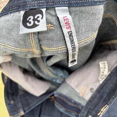 Levi’sの名作「ENGINEERED JEANS」シリーズ👖 立体裁断シルエットで脚長効果もあり、1999年登録モデルのデザイン✨ サイズは33インチ、メンズM〜L相当です。 濃いめのインディゴで、状態も◎ Levi’s好き・ヴィンテージ好きにおすすめ！ ガレージフリマで実物チェックOKです🙌の画像
