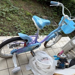 子供自転車　補助輪付き　エルサ
の画像