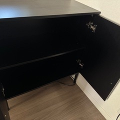 黒の2段の棚の画像