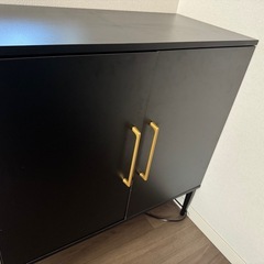 黒の2段の棚の画像