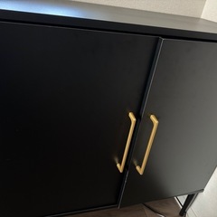 黒の2段の棚の画像