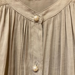 パールボタン袖なしブラウスの画像