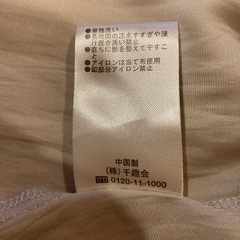 パールボタン袖なしブラウスの画像