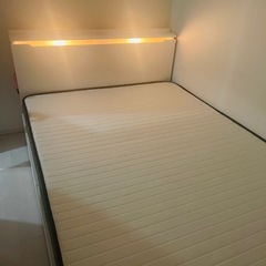 ダブルベッドの画像