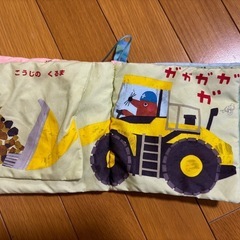 うつ伏せクッションと布絵本の画像