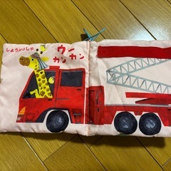 うつ伏せクッションと布絵本の画像