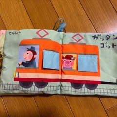 うつ伏せクッションと布絵本の画像