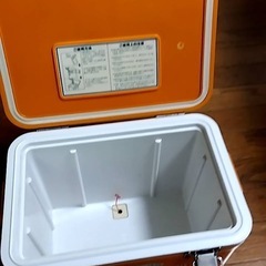 オレンジ色クーラーボックスの画像